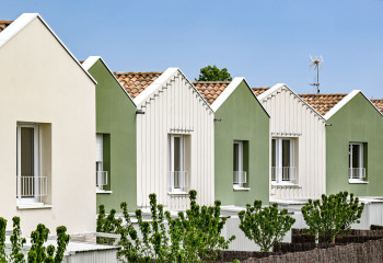 façade de résidence verte et blanche et extérieur jardin