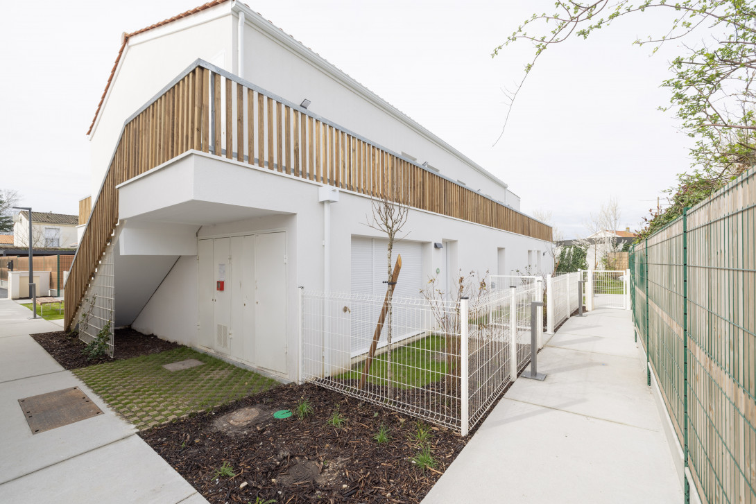 jardin de résidence, barrière, résidence à étage